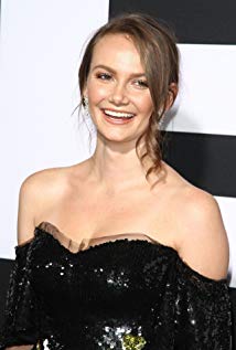 How tall is Andi Matichak?